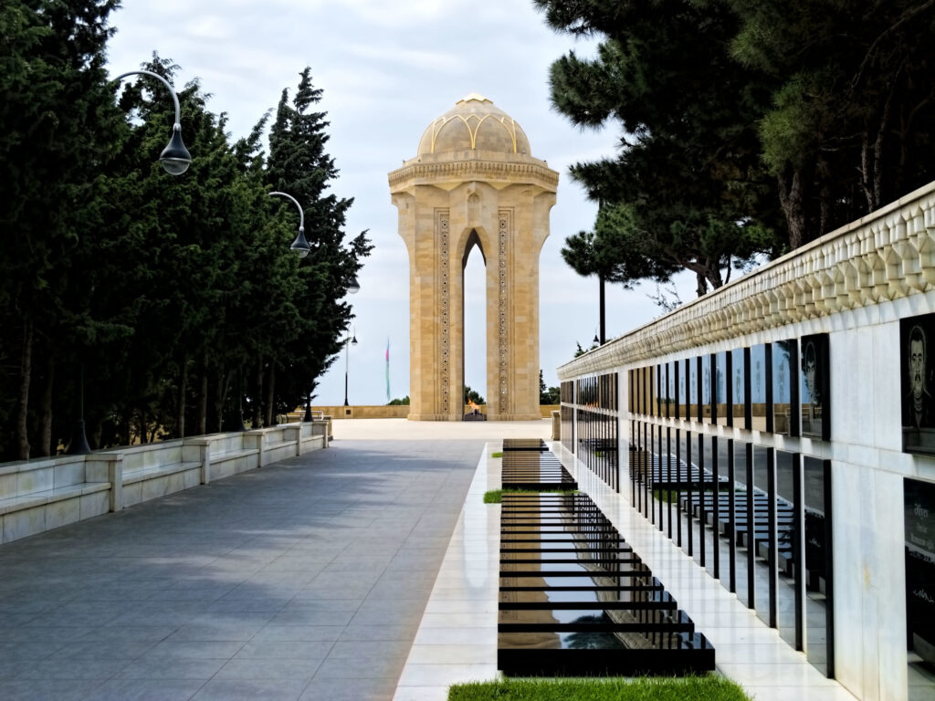 Baku látnivalók: A Mártírok sétánya és az Örök Láng emlékműve