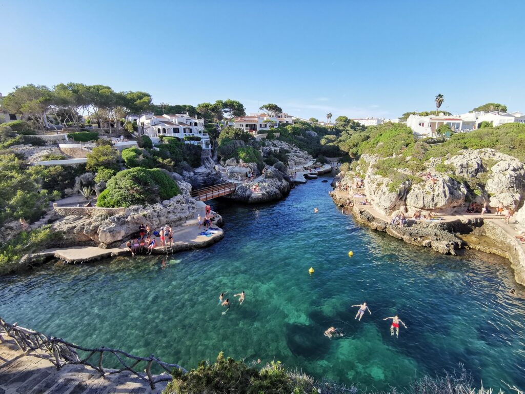 Menorca látnivalók: Los Delphines sziklái