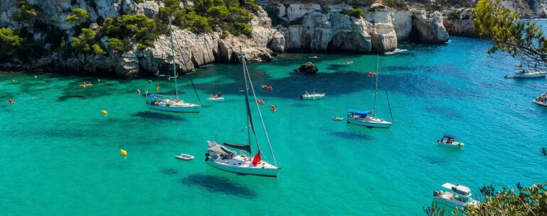 Menorca: félpanziós, medencés tengerparti hotellel főszezonban 311 EUR/fő