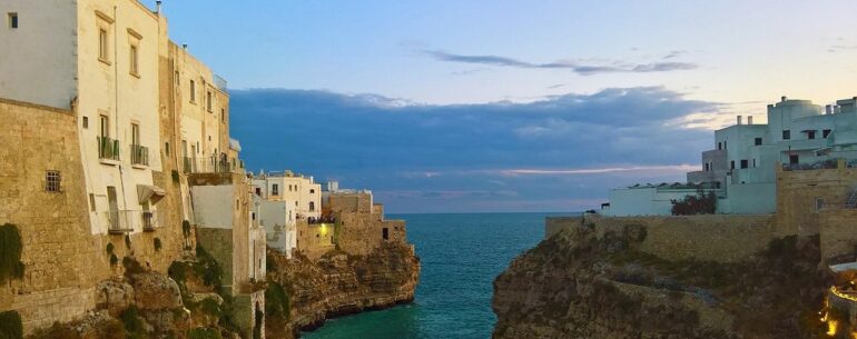 Nyolc napos nyaralás Pugliában: repjegy + tengerparti apartman Bariban 375,- EUR/fő!