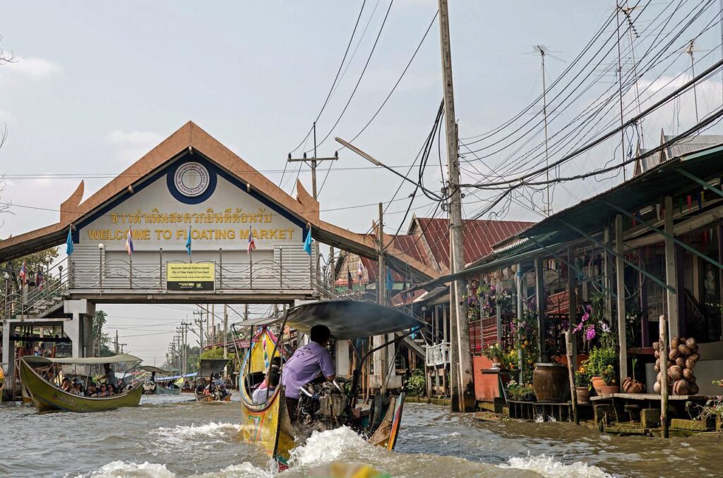 látnivalók Bangkok városában: úszópiac