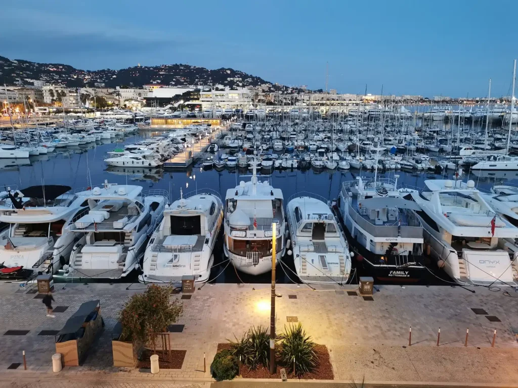 látnivalók Cannes: kikötő
