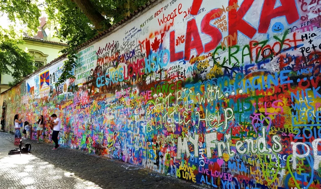Prága látnivalók: Lennon fal