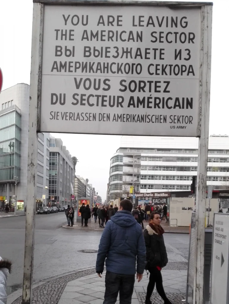 Berlin látnivalók - Checkpoint Charlie