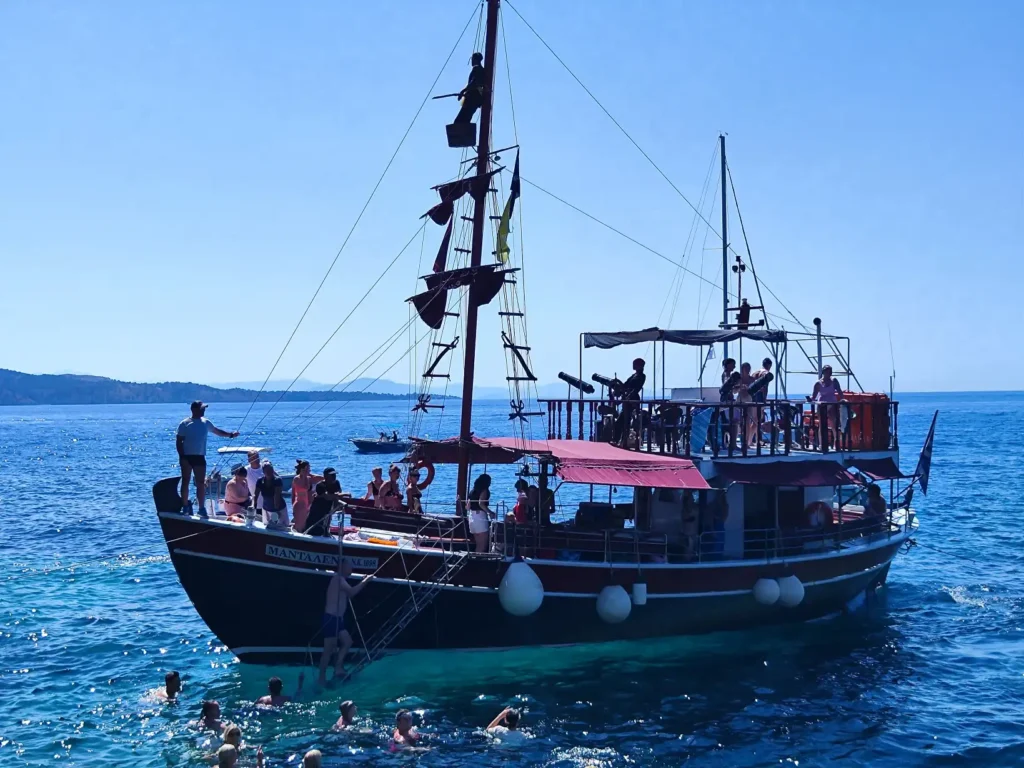 látnivalók Korfu szigetén - Kalózhajó