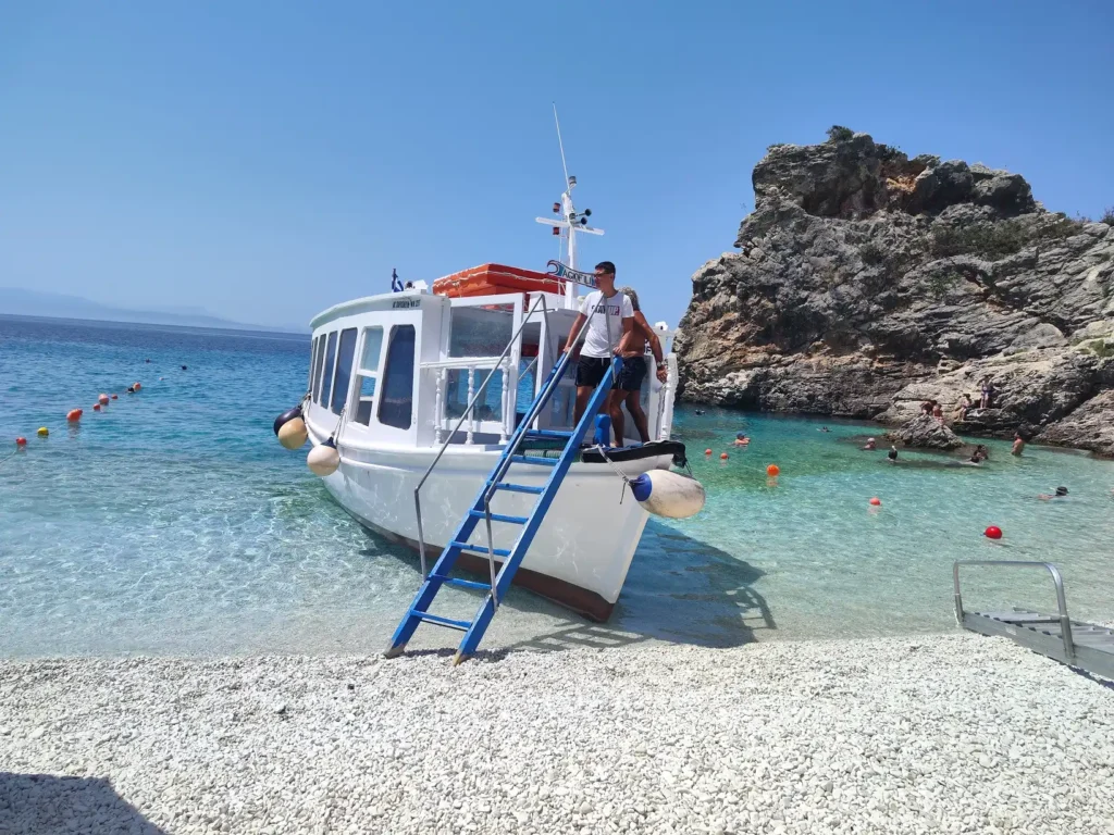 Látnivalók Lefkada szigetén - Travelhacker.eu: Agiofili beach vizi taxi