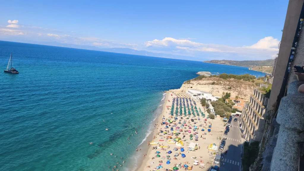 Tropea látnivalók - sziklafal